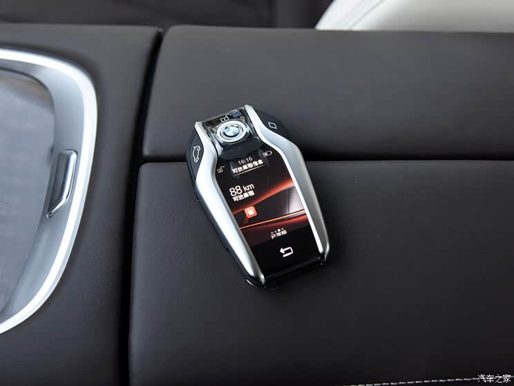 触控液晶屏钥匙,是指在遥控钥匙的基础上增加了一块液晶触控屏幕,除了能够实现常规的开门锁车功能,还能实现自动泊车、查看车辆信息等功能。
汽车之家
触控液晶屏钥匙能够为车主带来更多操作空间,并且外观科技感十足颜值较高,但缺点也难以避免,例如较大的体积不易携带,屏幕发热及电池续航时间相对较短等,相信随着相关技术的不断突破,触控液晶屏钥匙能够以更强的性能,更实惠的价格成为一款优秀的产品。 触控液晶屏钥匙,是指在遥控钥匙的基础上增加了一块液晶触控屏幕,除了能够实现常规的开门锁车功能,还能实现自动泊车、查看车辆信息等功能。
汽车之家
触控液晶屏钥匙能够为车主带来更多操作空间,并且外观科技感十足颜值较高,但缺点也难以避免,例如较大的体积不易携带,屏幕发热及电池续航时间相对较短等,相信随着相关技术的不断突破,触控液晶屏钥匙能够以更强的性能,更实惠的价格成为一款优秀的产品。